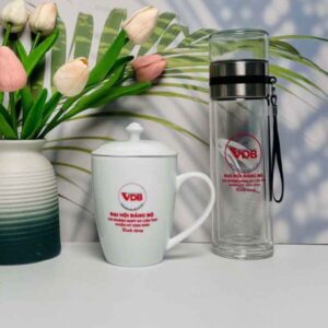 Set Bình Thủy Tinh Và Cốc Sứ In Logo Công Ty